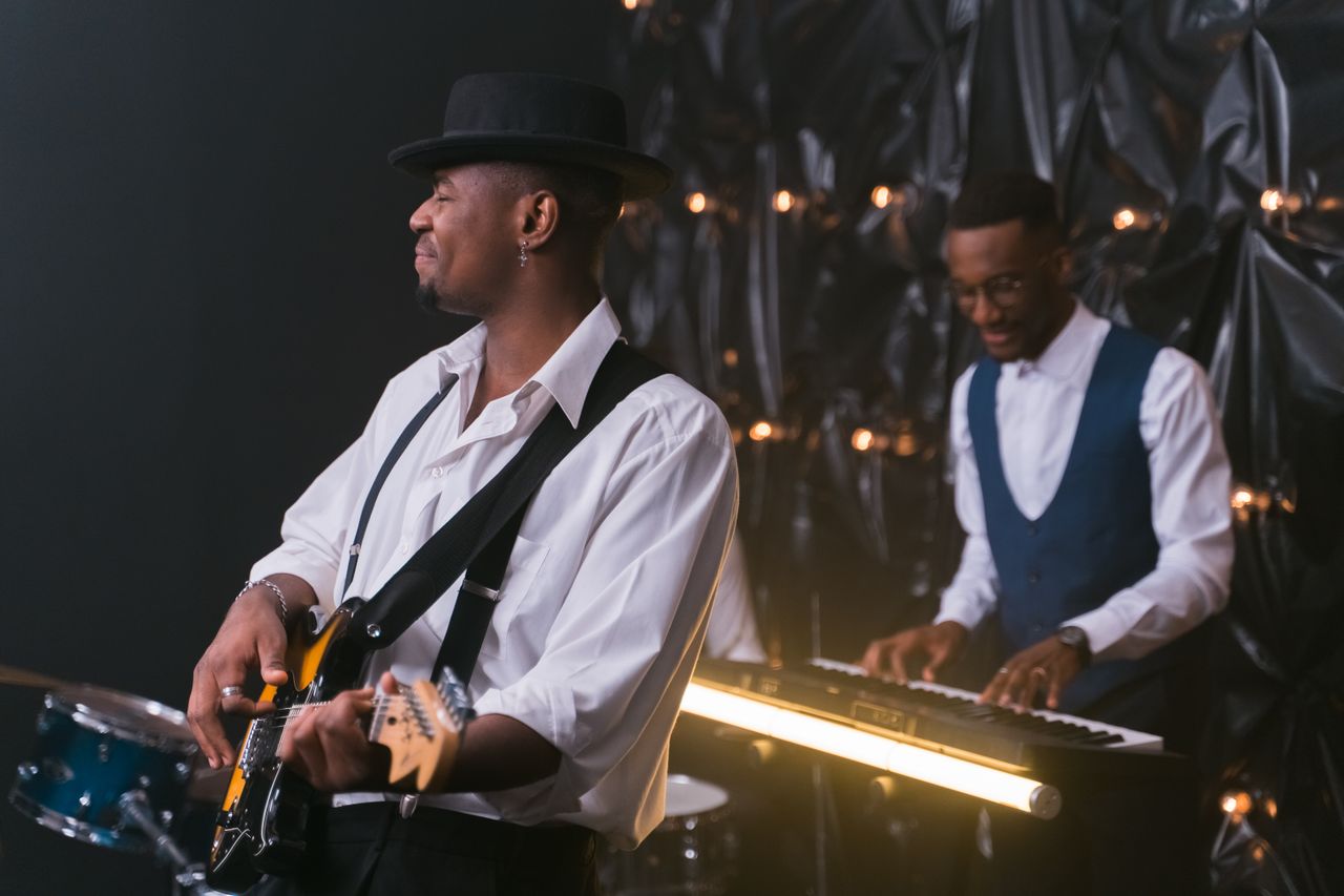 Crafting Captivating Headlines: Your awesome post title goes here Energetic performance by jazz musicians with guitar and piano, creating soulful entertainment.